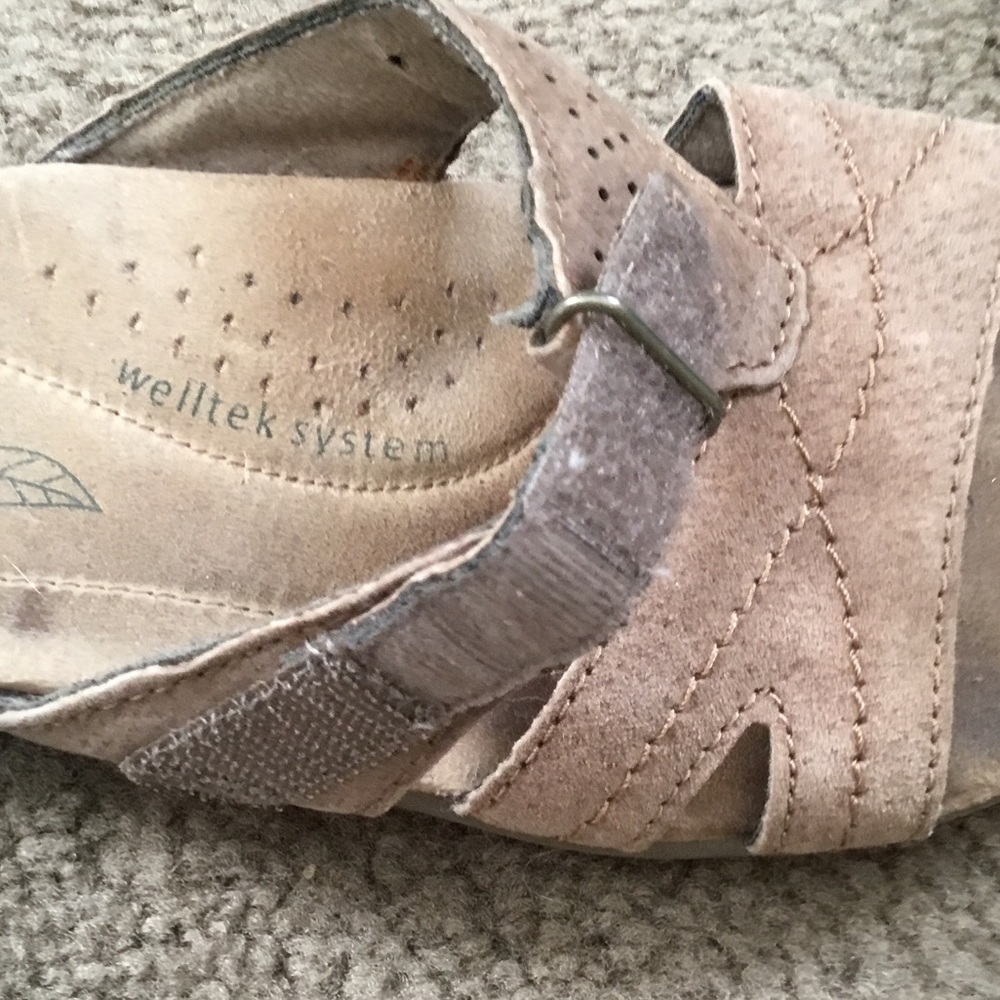 Earth Origins Women's Beige Sandals - Picture 2 of 5